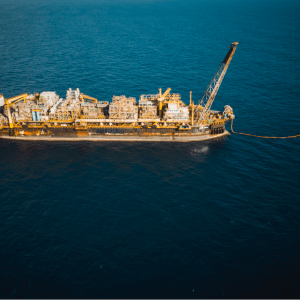 Imagem de navio-plataforma da Prio (PRIO3) sendo rebocado para ilustrar matéria sobre a empresa do setor de petróleo.