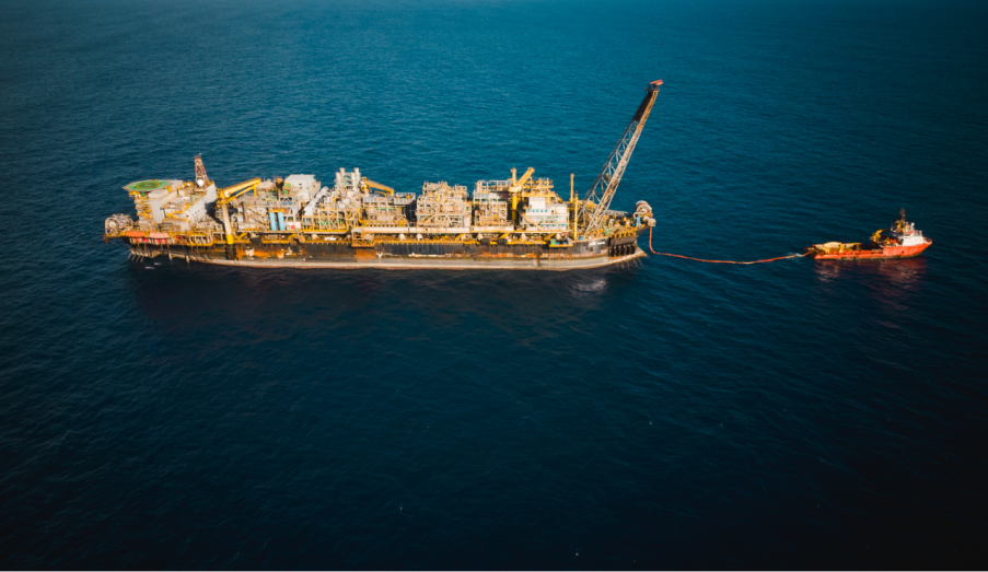 Imagem de navio-plataforma da Prio (PRIO3) sendo rebocado para ilustrar matéria sobre a empresa do setor de petróleo.
