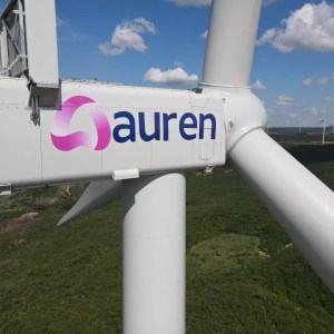 Foto de turbina eólica eólico da Auren Energia durante um pôr-do-Sol. A matéria é sobre ações da Auren (AURE3) de energia que são sensíveis a Selic, como Equatorial (EQTL3), Neoenergia (NEOE3) e Energisa (ENGI11)
