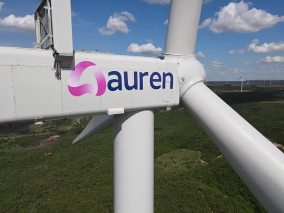 Foto de turbina eólica eólico da Auren Energia durante um pôr-do-Sol. A matéria é sobre ações da Auren (AURE3) de energia que são sensíveis a Selic, como Equatorial (EQTL3), Neoenergia (NEOE3) e Energisa (ENGI11)