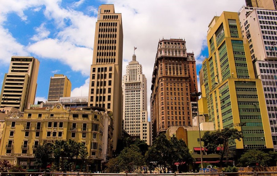 Foto de diversos prédios no centro histórico de São Paulo.