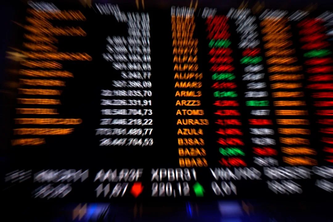 Foto de ações listadas no índice Ibovespa hoje para ilustrar matéria sobre a recuperação da bolsa de valores do Brasil em 2025.