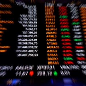 Foto de ações listadas no índice Ibovespa hoje para ilustrar matéria sobre a recuperação da bolsa de valores do Brasil em 2025.