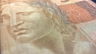 Dívida bruta do governo cai para 75,9% do PIB em março
