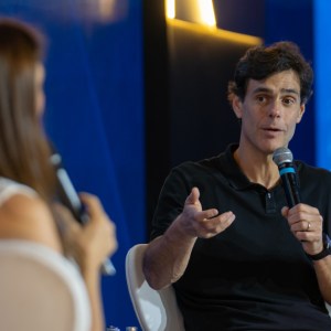 Foto de Guilherme Benchimol, sócio da XP Investimentos, falando durante evento