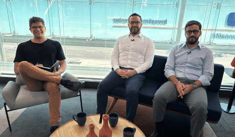 Renato Jakitas, jornalista da Inteligência Financeira e apresentador do PodInvestir; Lucas Queiroz, estrategista-chefe de renda fixa do Itaú BBA; e José Maria da Silva, coordenador de alocação e inteligência da Avenue